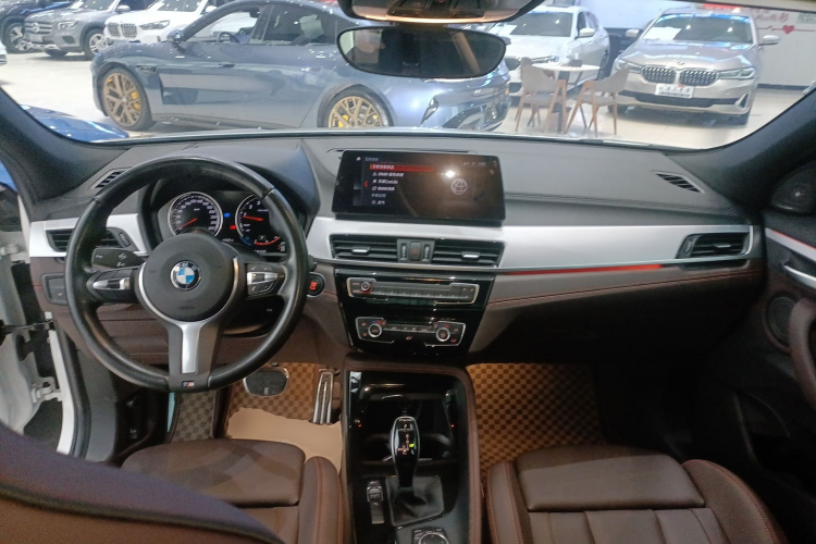 宝马X2 2022款 sDrive25i 曜夜版中控内饰12