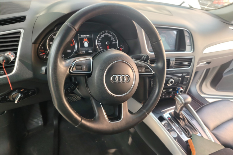 奥迪Q5 2017款 Plus 40 TFSI 技术型中控内饰13