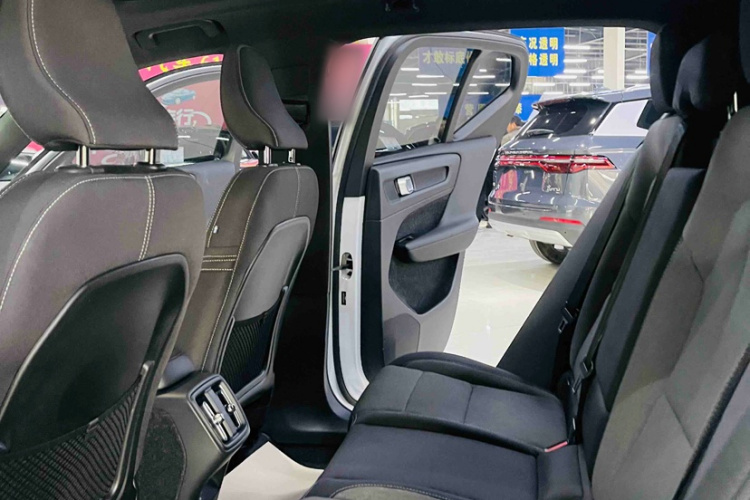 沃尔沃XC40 2023款 B3 智行时尚版中控内饰7004