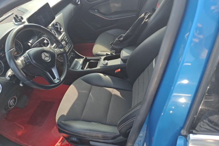 奔驰A级(进口) 2013款 A 180 时尚型中控内饰19