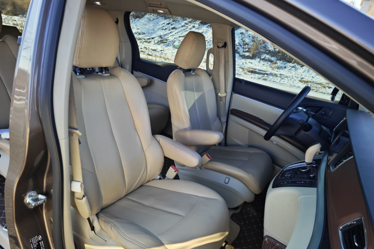 别克GL8 2015款 2.4L 豪华商务尊享版中控内饰7008