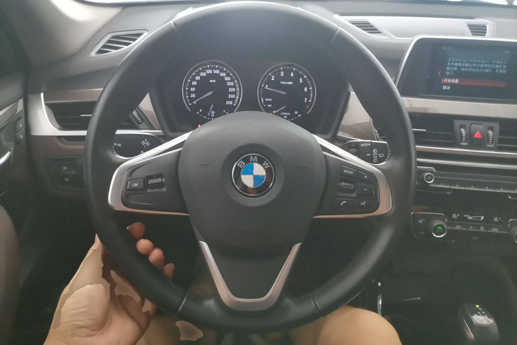 宝马X1 2019款 sDrive18Li 尊享型中控内饰13