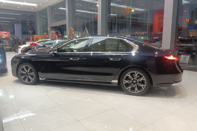 宝马7系 2023款 735Li 豪华套装车身外观4