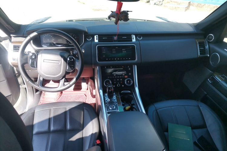 路虎 揽胜运动版新能源 2019款  P400e SE中控内饰12