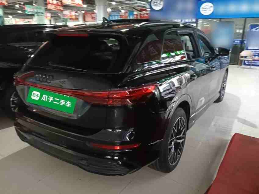 车辆右后45度外观展示