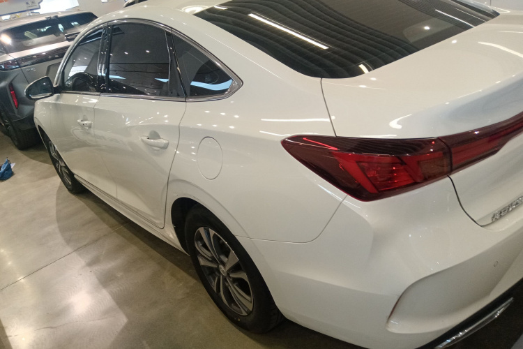 长安 逸动 2023款 畅享版 PLUS 蓝鲸NE 1.4T GDI DCT尊贵版车身外观4