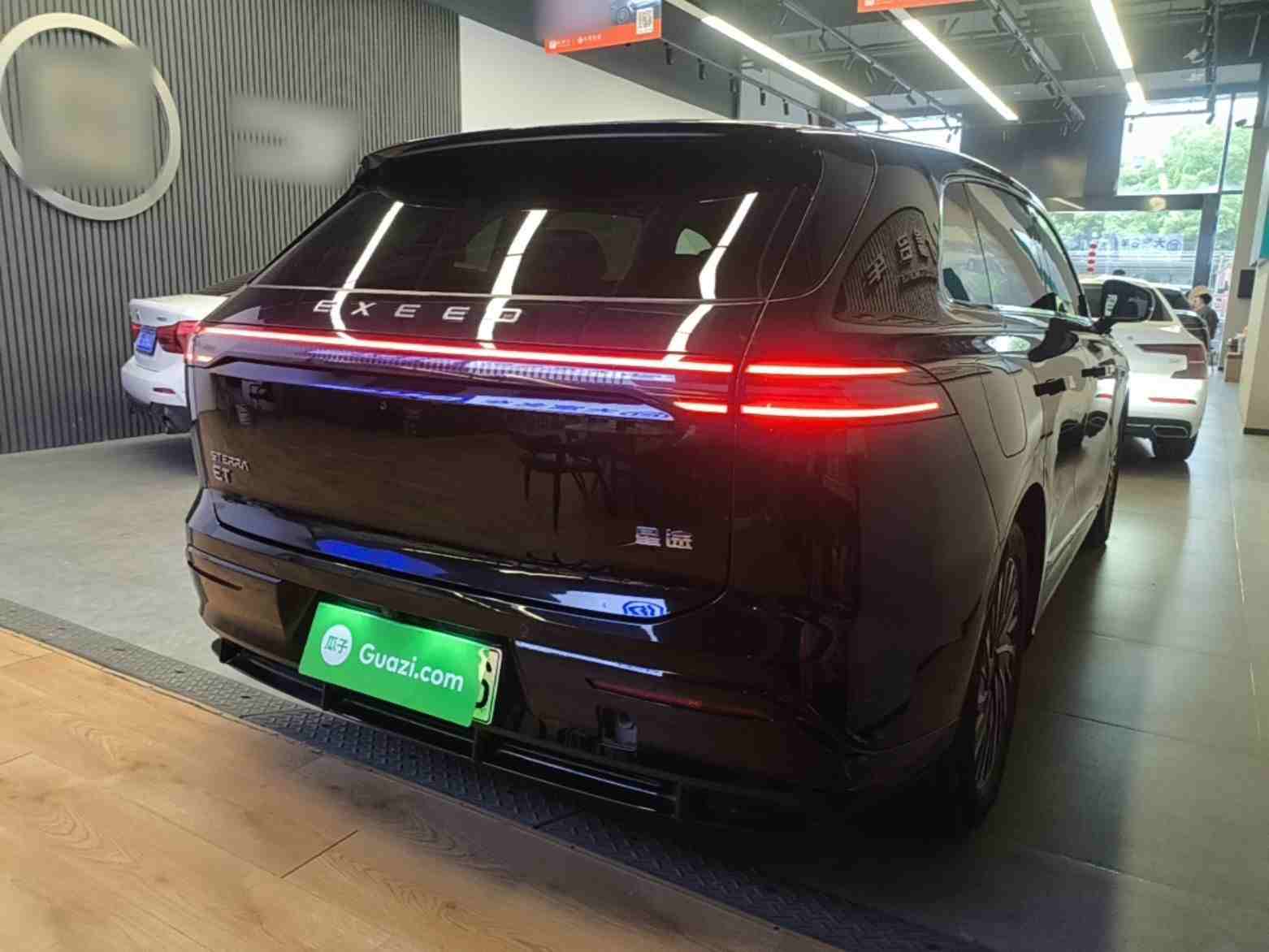 车辆右后45度外观展示