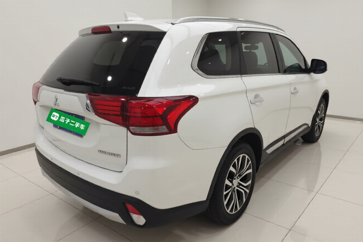 三菱 欧蓝德 2018款 2.4L 四驱豪华版 7座车身外观7