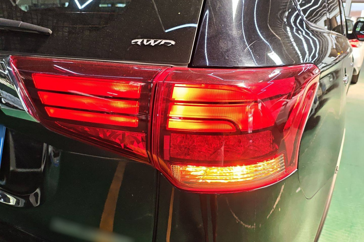 三菱 欧蓝德 2016款 2.4L 四驱豪华版 7座车身外观6001