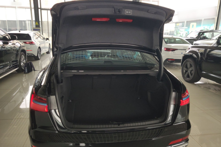 奥迪A6L 2025款 改款 45 TFSI quattro 臻选动感型机舱底盘23