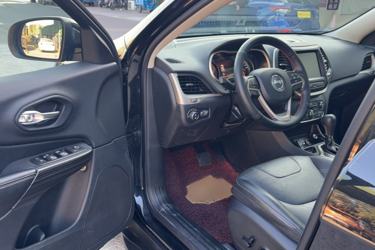 Jeep 自由光 2017款 2.0L 优越版中控内饰7001