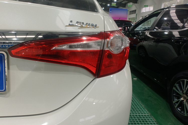 丰田 雷凌 2015款 1.6E CVT新锐版车身外观9