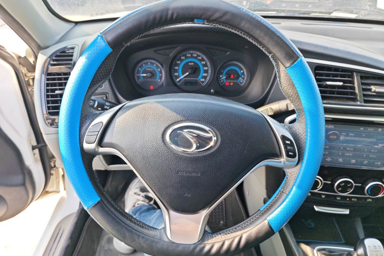 东南 V3菱悦 2015款 1.5L 手动风采版中控内饰13