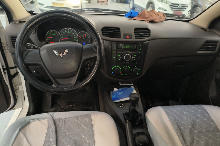 五菱汽车 五菱宏光 2015款 1.2L S 基本型国V中控内饰12