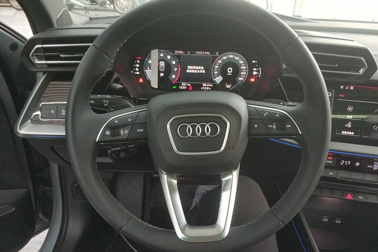 奥迪A3 2025款 A3L Limousine 35TFSI 飞驰尊享型中控内饰13