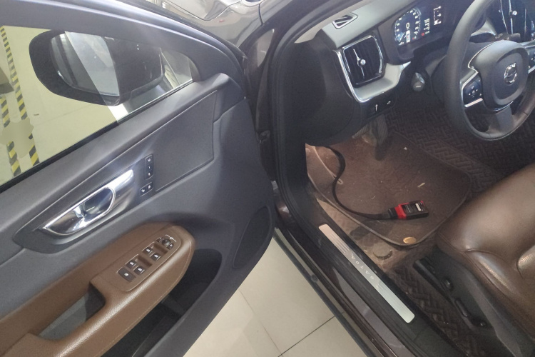 沃尔沃XC60 2019款 T5 四驱智逸版 国VI中控内饰7003