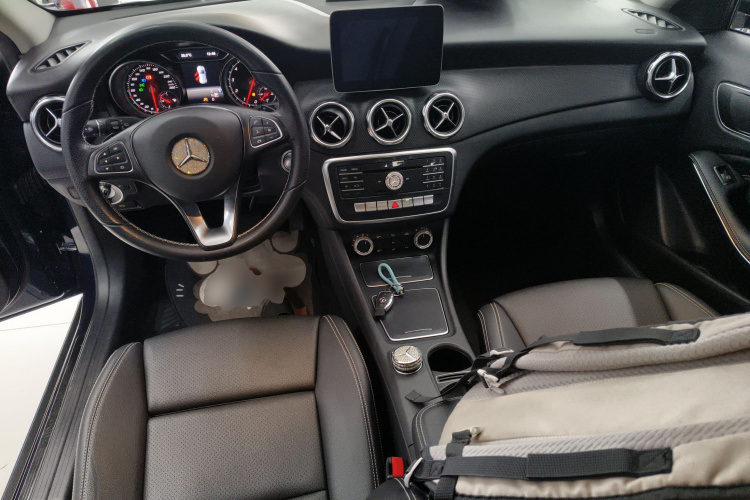 奔驰GLA 2018款 GLA 200 动感型中控内饰12