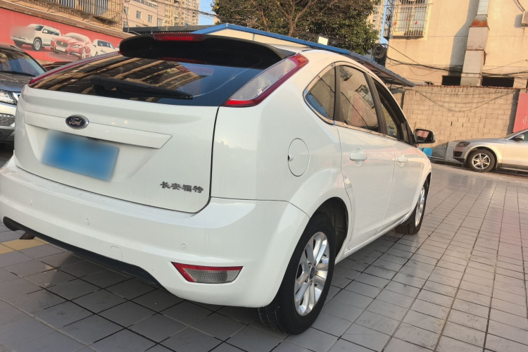 福特 福克斯 2013款 两厢经典 1.8L 手动基本型车身外观7