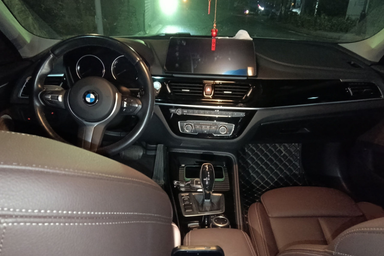 宝马1系 2021款 改款 120i M运动曜夜版中控内饰7002