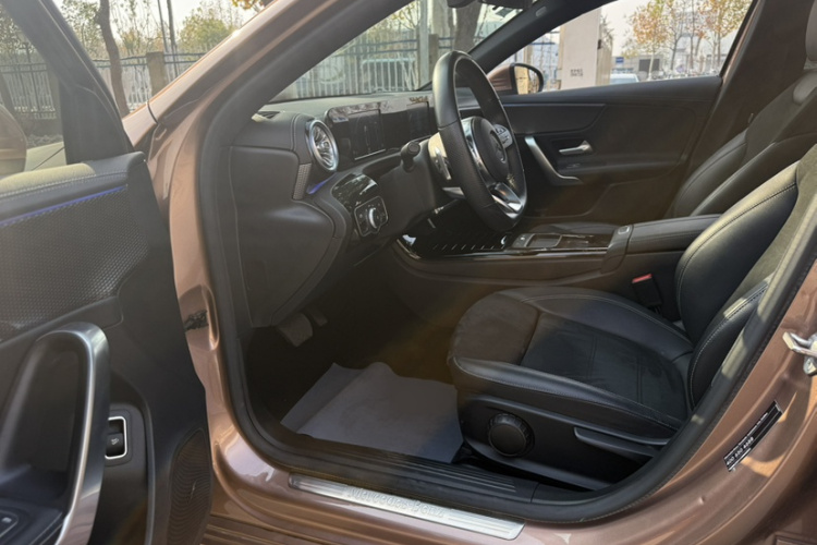 奔驰A级 2020款 A 180 L 运动轿车中控内饰7004