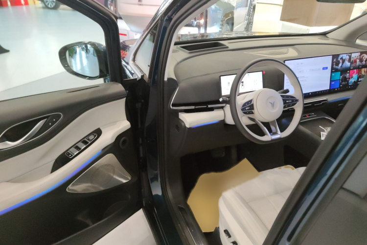 岚图汽车 岚图梦想家 2025款 PHEV 四驱旗舰鲲鹏版中控内饰7003