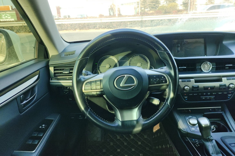 雷克萨斯ES 2017款 200 30周年纪念版局部细节13