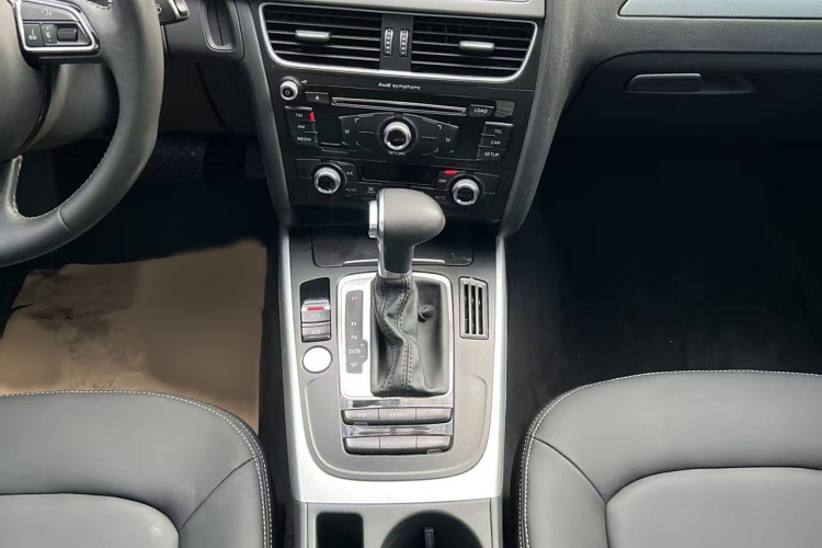 奥迪A4L 2016款 35 TFSI 典藏版 自动标准型中控内饰7004