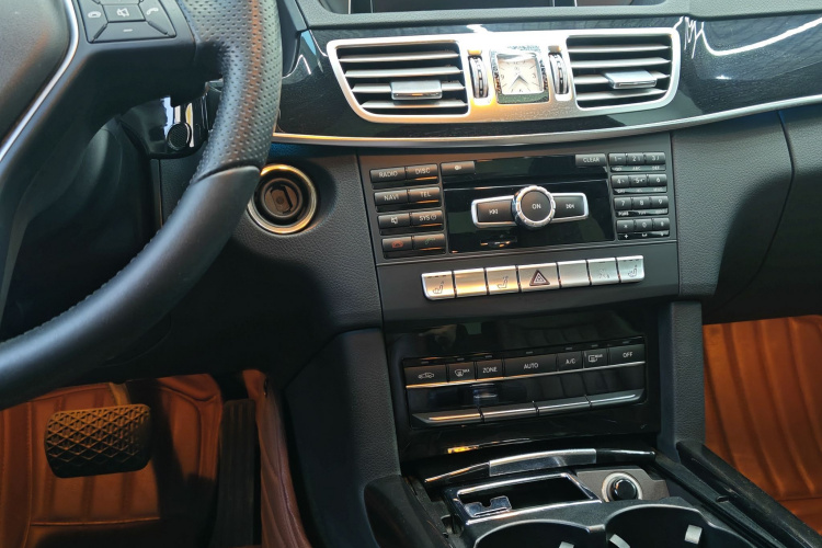 奔驰E级 2014款 改款 E 300 L 运动型中控内饰7007