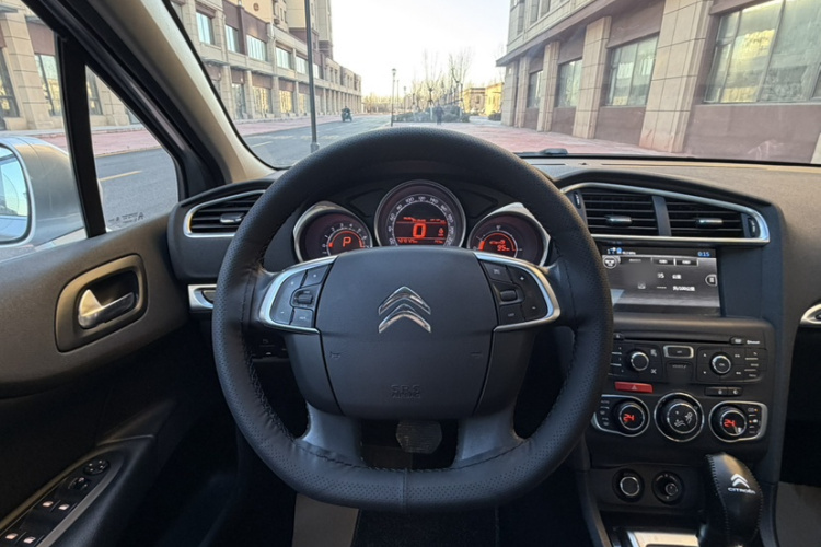 雪铁龙C4L 2015款 1.6T 自动尊贵版中控内饰7006