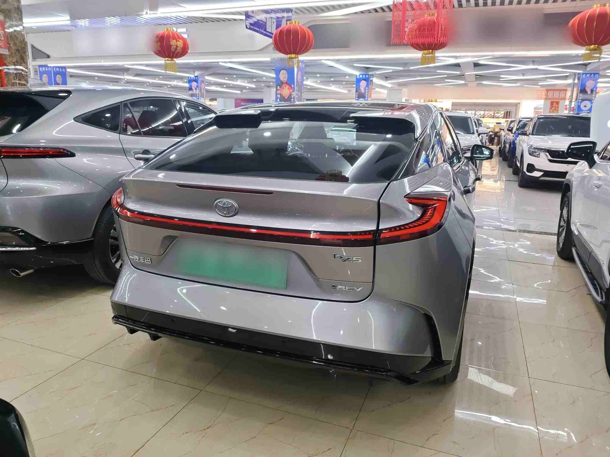车辆右后45度外观展示