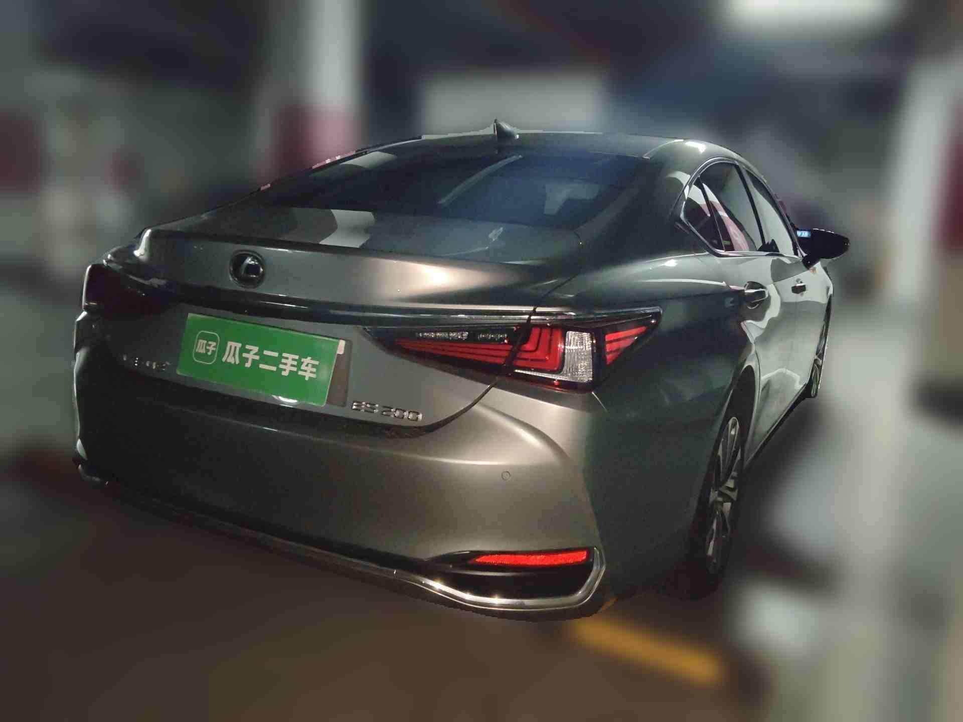 车辆右后45度外观