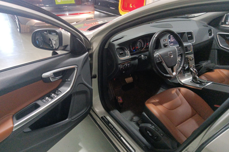沃尔沃S60 2019款 S60L T3 智进版中控内饰20