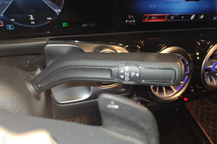 奔驰GLB 2021款 GLB 200 动感型局部细节18