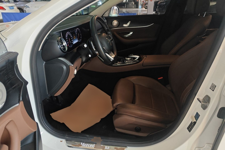 奔驰E级 2016款 E 200 L 运动型中控内饰19