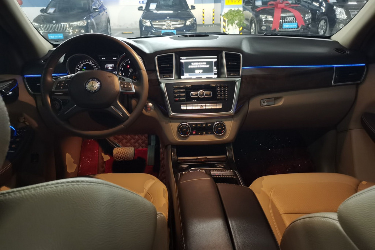奔驰M级 2014款 ML 400 4MATIC动感型中控内饰12