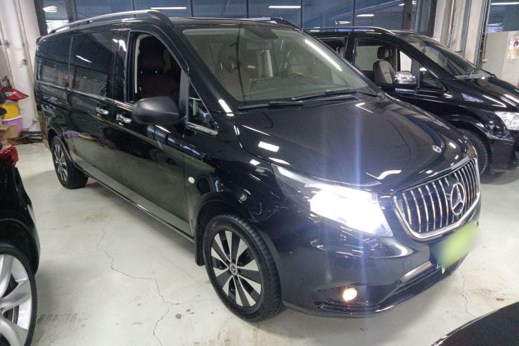 奔驰 威霆 2016款 2.0T 精英版车身外观3