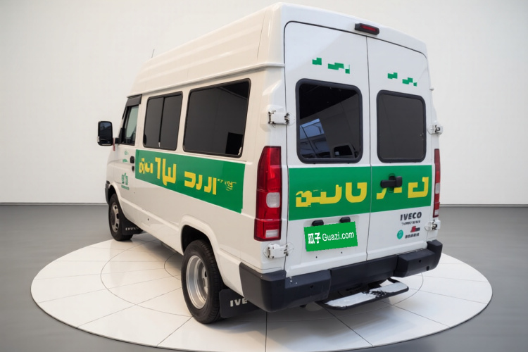 依维柯得意 2023款 2.5T A35M1多用途乘用车短轴中顶双胎侧拉门 自动挡车身外观5