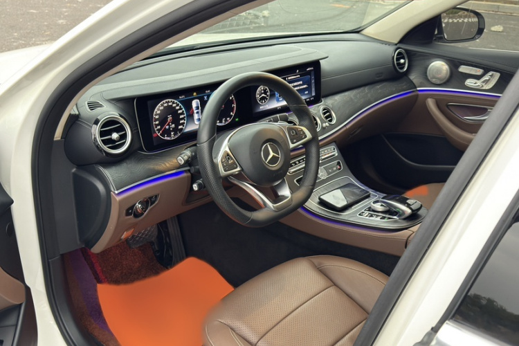 奔驰E级 2017款 E 300 L 运动豪华型中控内饰7008