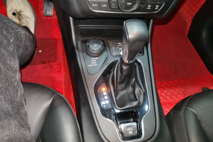 Jeep 自由光 2019款 2.0T 四驱探享版+自动驾驶智慧包 国V局部细节18