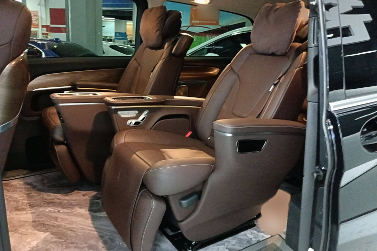 奔驰V级 2022款 V 260 L 长轴距豪华版中控内饰7004