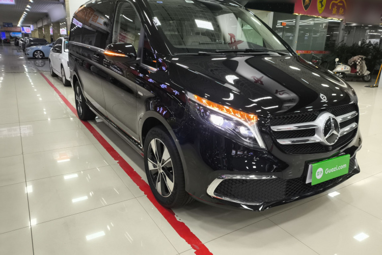 奔驰V级 2022款 V 260 尊贵版车身外观3