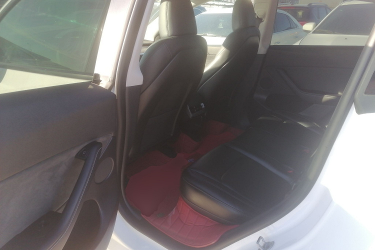 特斯拉 Model Y 2022款 改款 长续航全轮驱动版中控内饰7004