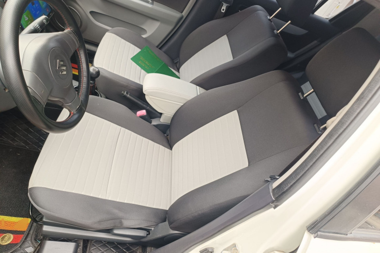 铃木 雨燕 2013款 1.3L 手动超值版局部细节19