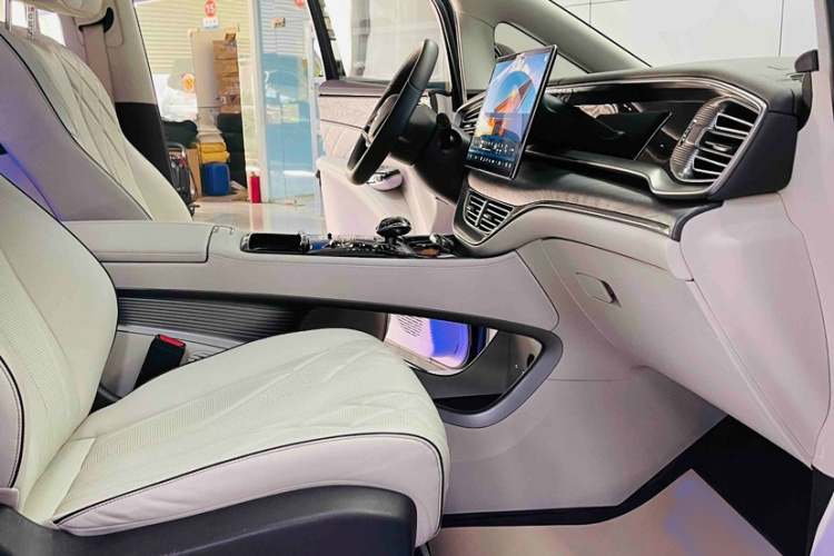 腾势D9 2024款 DM-i 970 豪华型中控内饰7004