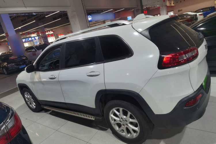 Jeep 自由光 2016款 2.0L 优越版车身外观4