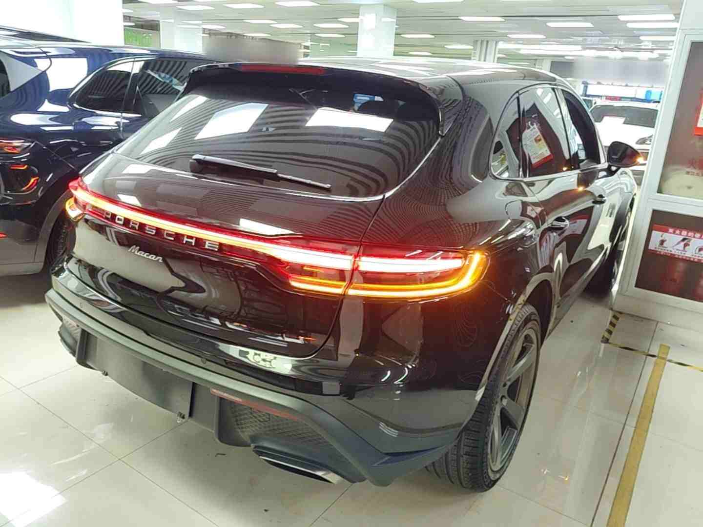 车辆右后45度外观展示