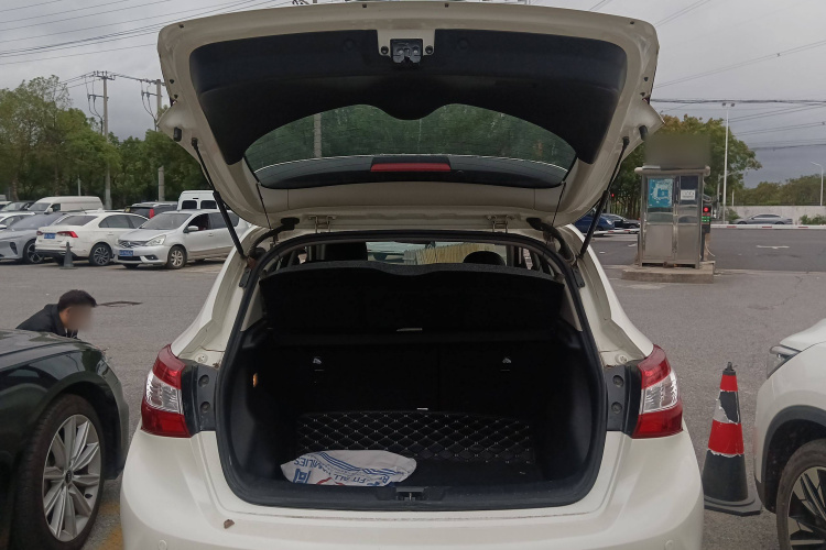 日产 骐达TIIDA 2019款 1.6L CVT智尊版 国VI机舱底盘23