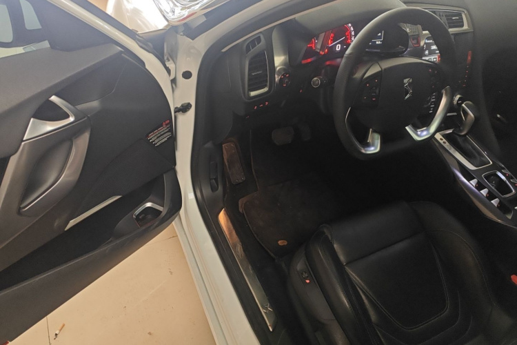 DS 5 2015款 1.6T 豪华版THP160中控内饰20