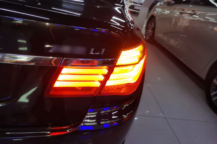 宝马7系 2014款 730Li 臻享型车身外观9