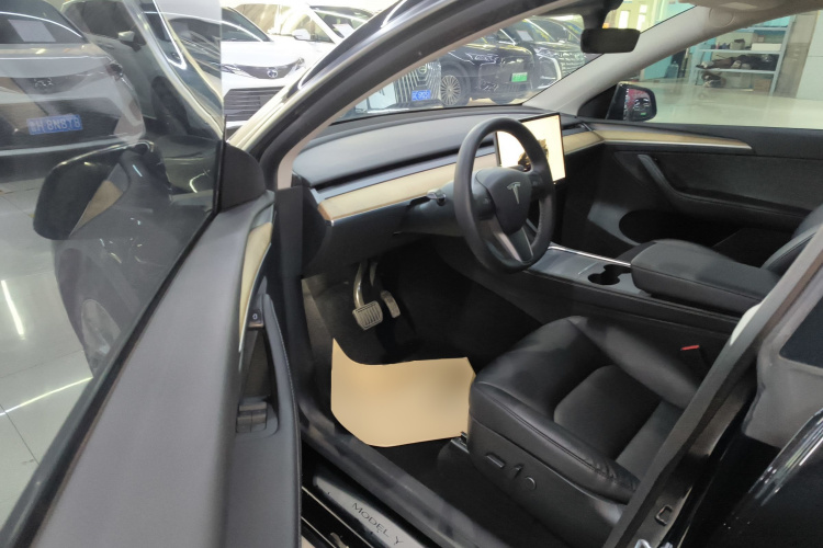 特斯拉 Model Y 2022款 长续航全轮驱动版中控内饰7003